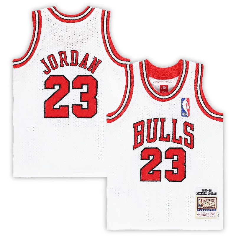 Basketball jerseys with contrasting piping for style-Michael Jordan Chicago Bulls Infant 1997/98 Hardwood Classics Basketball Jersey - White